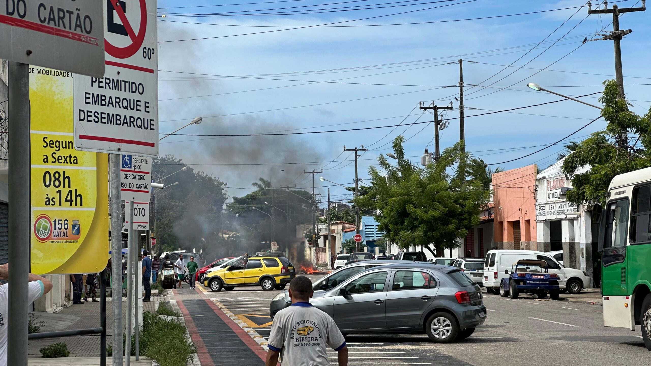 Mulher é atingida por disparos e moradores das Rocas protestam