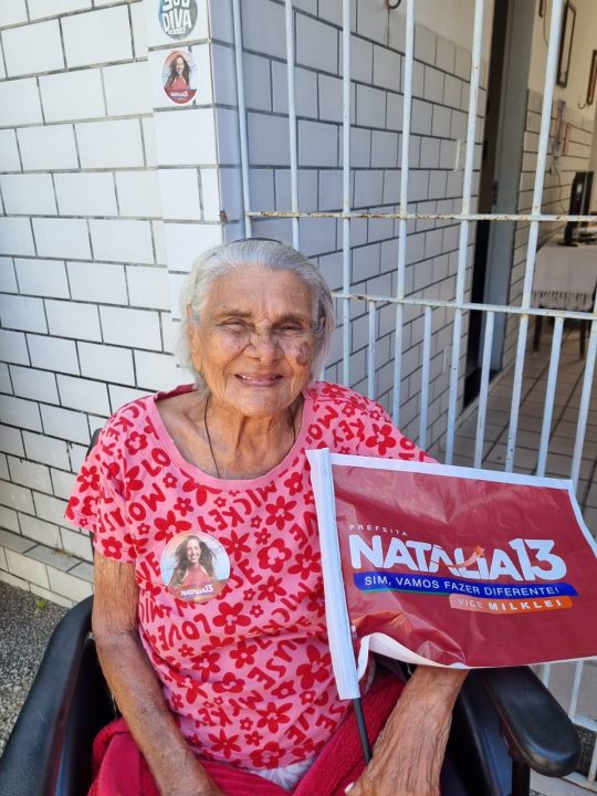 Aos 91 anos, idosa cadeirante celebra tradição de votar em mulheres