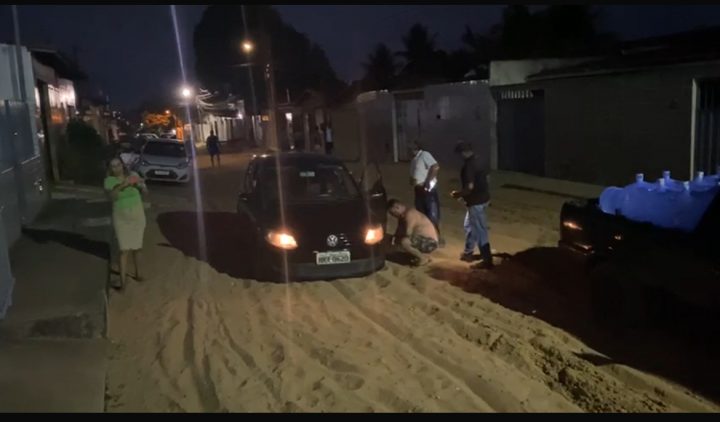 Acúmulo de areia em rua da Zona Norte gera transtornos e atolamentos