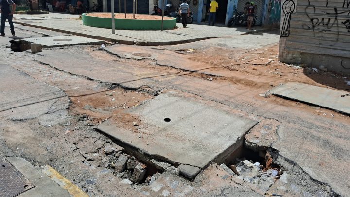 Buracos causam transtorno na rua João Pessoa