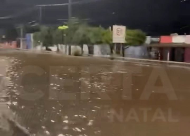 Natal enfrenta transtornos com as chuvas enquanto prefeito está em Brasília