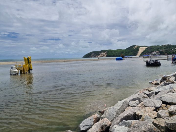 Engorda: Ponta Negra tem quiosques fechados e turistas revoltados