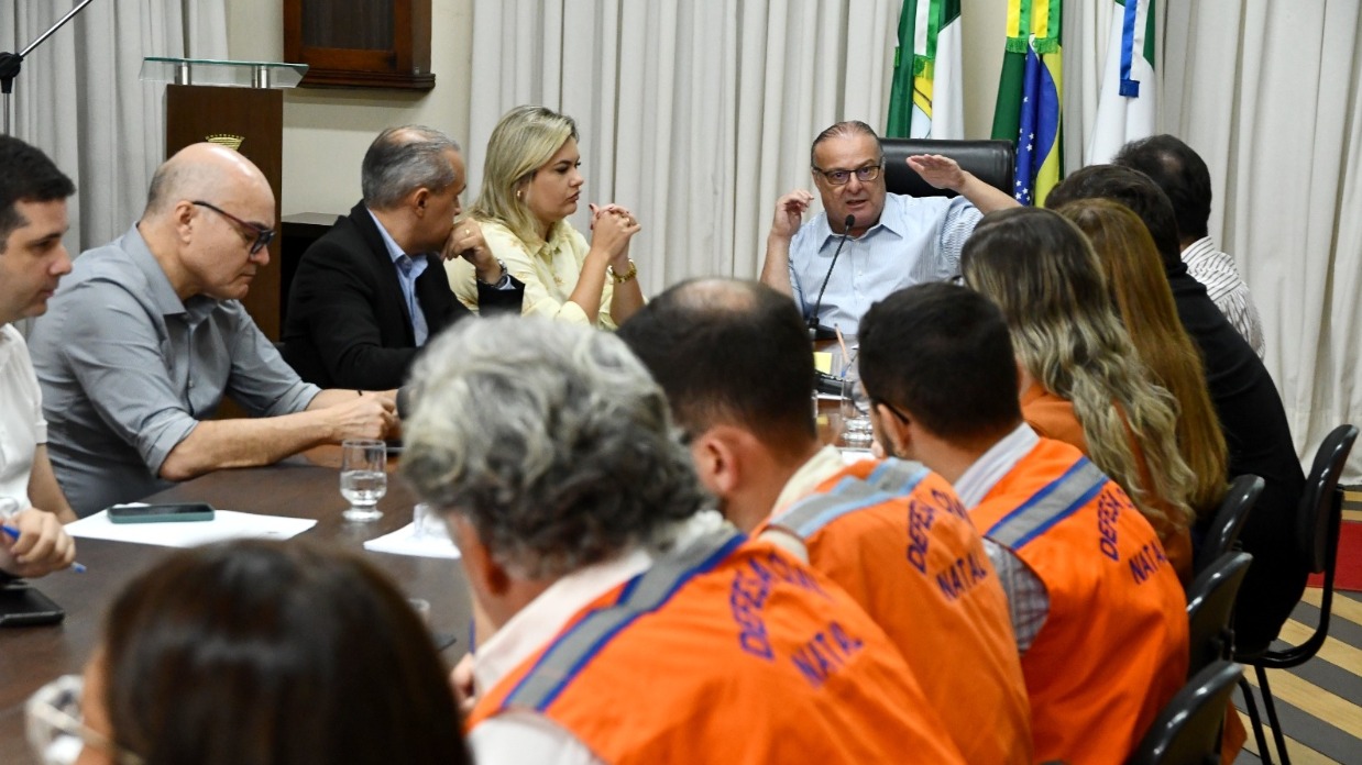 Após sumiço, pagode e chuvas, prefeito de Natal e primeira-dama retomam expediente